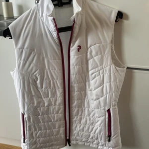 Väst - Säljer denna väst från peak performance i storlex xs/S. Helt oanvänd. Den går att vända ut och in och alltså fungerar att ha på båda sidorna! Säljs för att den är för liten! 700kr eller prisförslag
