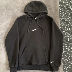 Vintage Nike Hoodie - Vintage Nike Hoodie i storlek herr S. Tröjan är knappt använd och är i mycket bra skick. Säljer pga att den inte passar mig. Kan frakta eller mötas upp i Malmö/Lund.