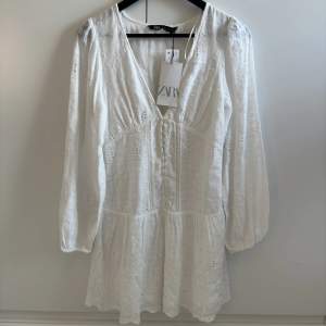 Jätte fin vit kläning från zara, Den är helt oanvänd och har lappen kvar❣️säljer denna eftersom att den inte kommit till användning, original pris är 499