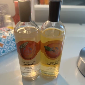 The body shop mist  - Säljer dessa 2 body mists från the body shop i lukten mango och satsumas. Dem luktar ssååå gott men har redan många. Säljer båda för 170 eller 1 för 90