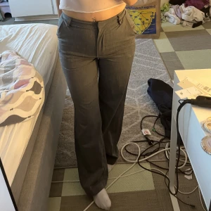 Kostym byxor  - Ett par as snygga kostym byxor från bik bok. Dom är uppsydda lite så de passar bra till mig som är 160 cm ungefär. Använder inte längre drf säljes