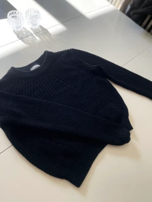 Tröja - Stickad tröja som är lite tightare i ärmarna och kortare i längden! Använd 2 gånger!