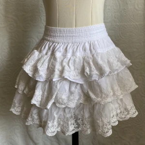 Volangkjol - volangkjol i strl XS från Hollister. ❗️OBS❗️ Skriv bud i privat chatt, högsta bud just nu: 300kr. Avslutar budgivningen på måndag (26/6) kl 21:00 ❗️avslutad