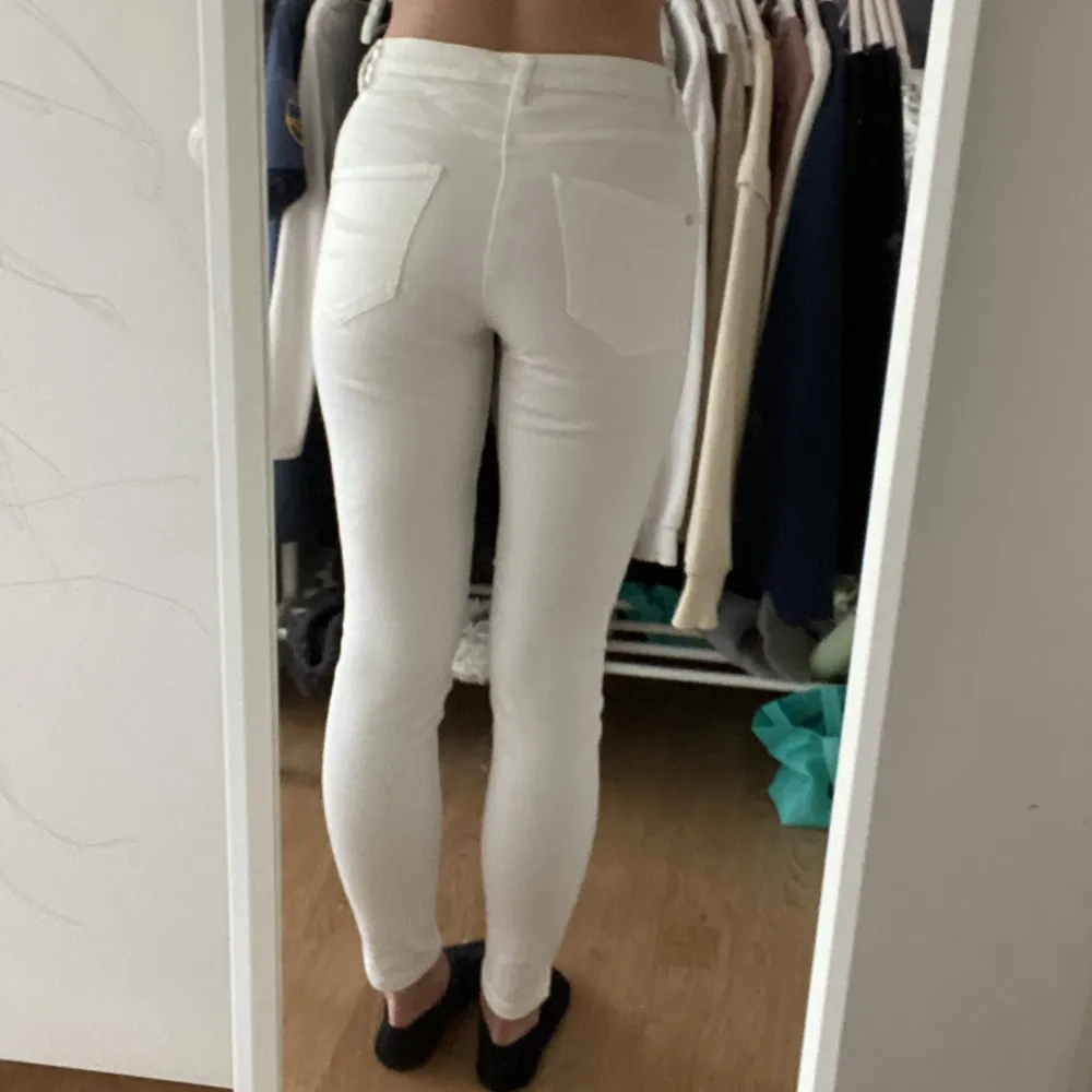 så snygga vita jeans från Happy Holly 🤍 små i storleken, strl 40 men passar mig som är 36 🩷. Jeans & Byxor.