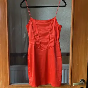 Helt ny jätte fin röd mini klänning endast testad i strl S!🤍