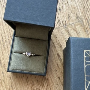 Örhänge från Maria Nilsdotter - Säljer detta från Maria Nilsdotter💓 jätte fint skick! Föreslå pris, (endast ett örhänge) Man får med både box och påse🙏🏽