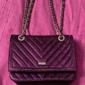 Din donna väska - En snygg lila don donna väska som har en otroligt snygg färg, den har använts 1 gång och är frf i otroligt bra skick🥰🤩🤩