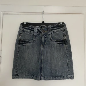 Jeanskjol - Jätte snygg jeanskjol från Lindex i storlek 34. Nästan helt oanvänd. Säljer för 150kr