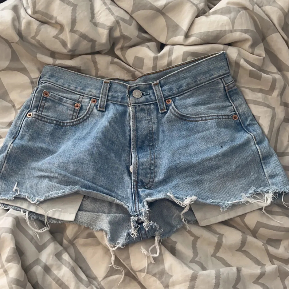 Säljer dessa jeans shorts så de blivit för små. Finns ingen lapp med storleken men är rätt säker på att de är storlek xxs 😊. Shorts.