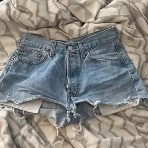 Säljer dessa jeans shorts så de blivit för små. Finns ingen lapp med storleken men är rätt säker på att de är storlek xxs 😊