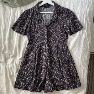 Romper/One piece Urban Outfitters - Jättesöt romper från Urban Outfitters i storlek XS/S! Fint blommigt tyg och i mycket bra skick. Har osynliga byxfickor på sidan!! Skriv för fler bilder💗