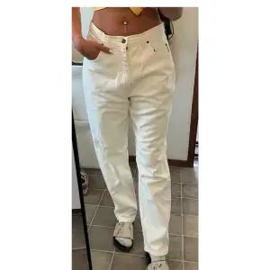 Levis vita Jeans, har tre stycken i storlekarna:  31-32, 32-30 & 34-36.