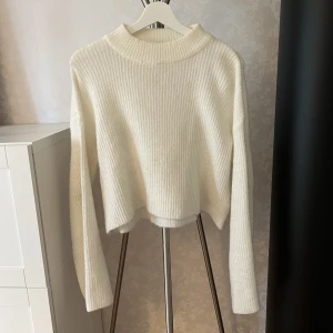 Stickad tröja - Vit stickad tröja som nästan är helt oanvänd. Storlek xs. Superfint skick. Hör av er för mer frågor.❤️