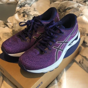 Löparskor - Jättebra skor från Asics, inköpspris 1999. Säljer åt min syrra, de var för stora för henne så endast använda ca 3 gånger, som nya 💓