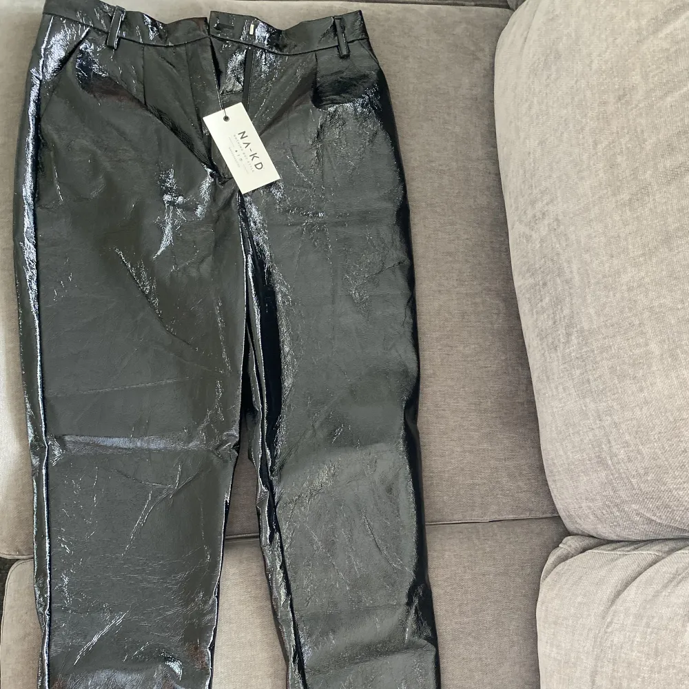 Lösa lackbyxor med fake fickor bak och två riktiga fickor fram. Jeans & Byxor.