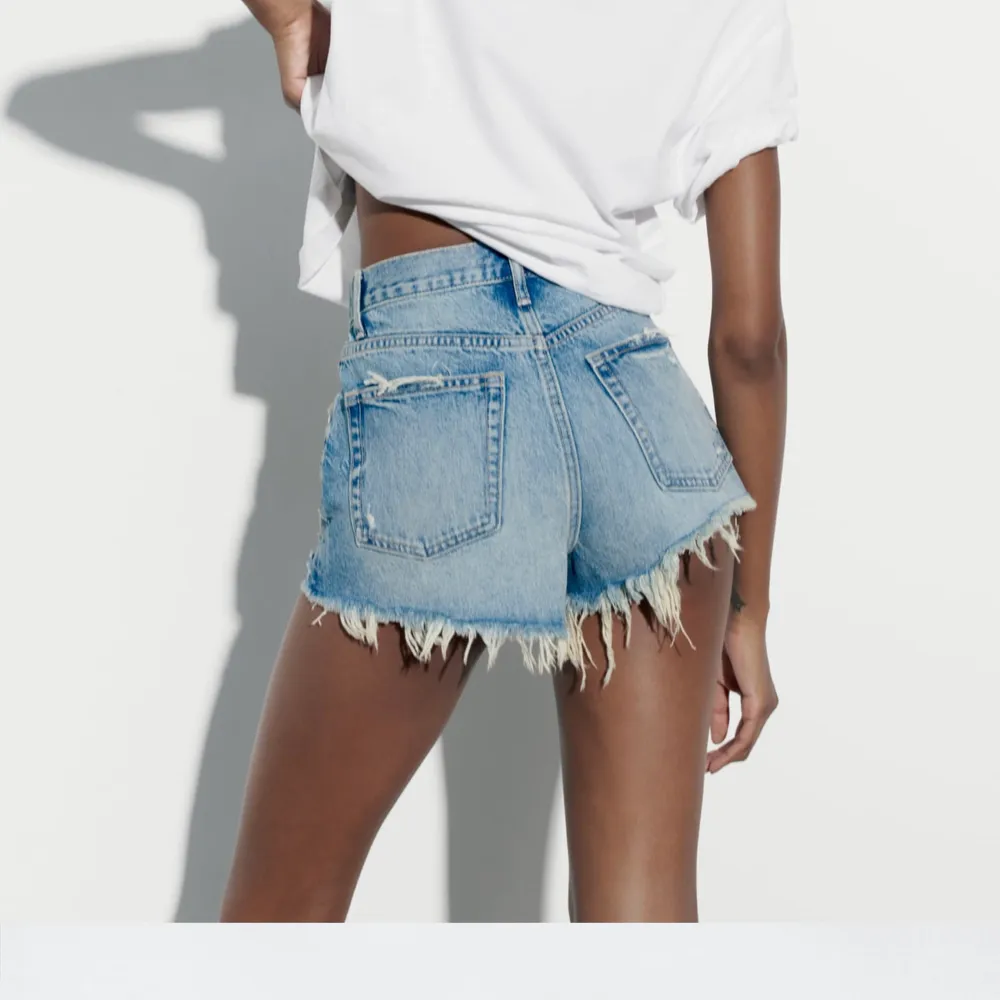 Säljer dessa nya shortsen i denim från zara❤️ aldrig använda med lappen kvar!. Shorts.