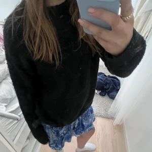 Stickad tröja  - En jättefin stickad svart tröja som har lite glitter detaljer i 💗