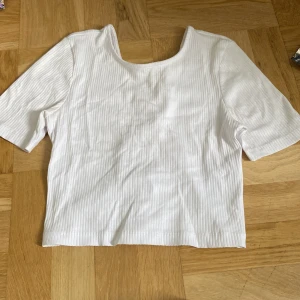 Vit t shirt  - Skit snygg t shirt speciellt på ryggen, passar till allt fina dagar men också vanliga dagar. 
