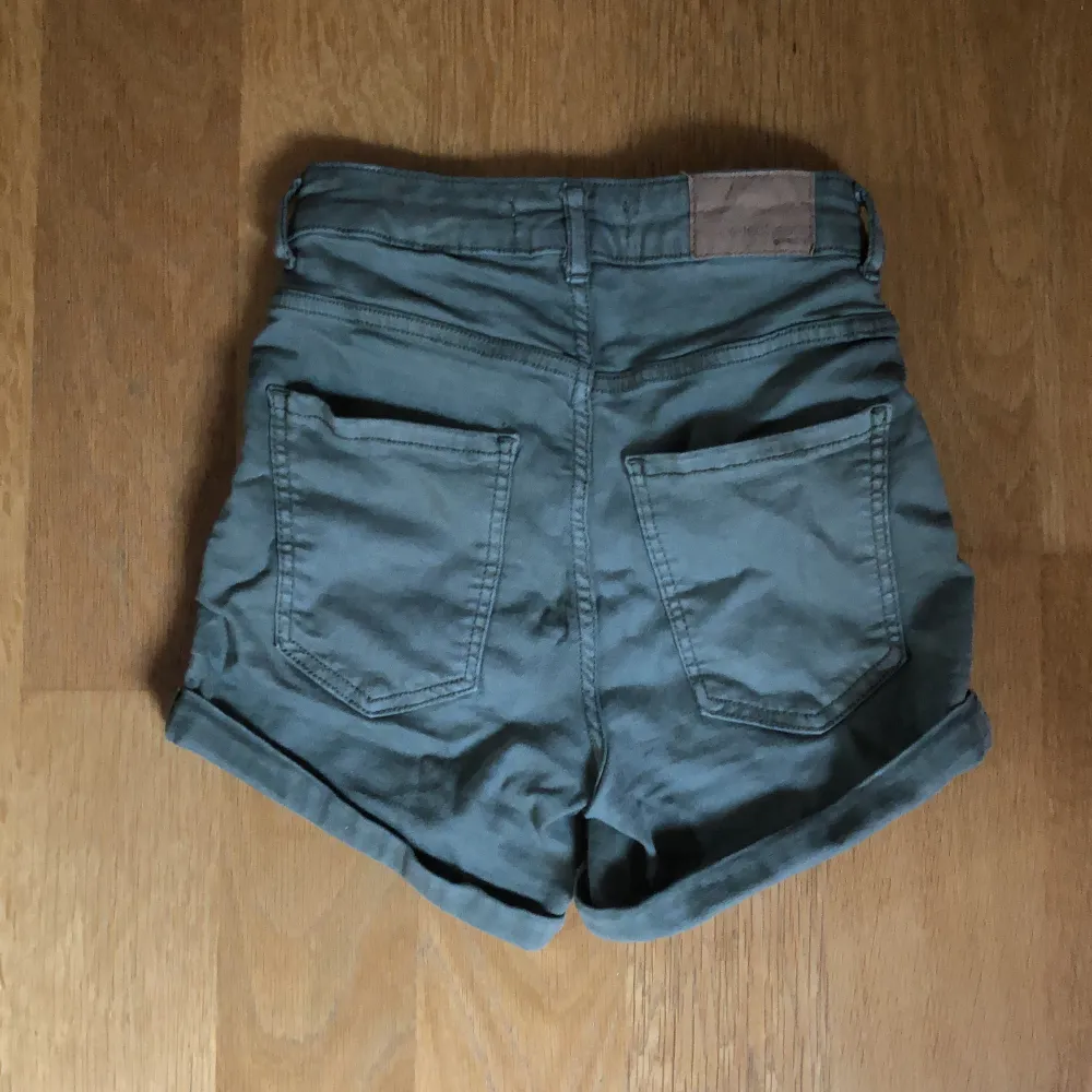 Fina jeansshorts från gina tricot. Båda molly shortsen går för 60kr tillsammans. :). Shorts.