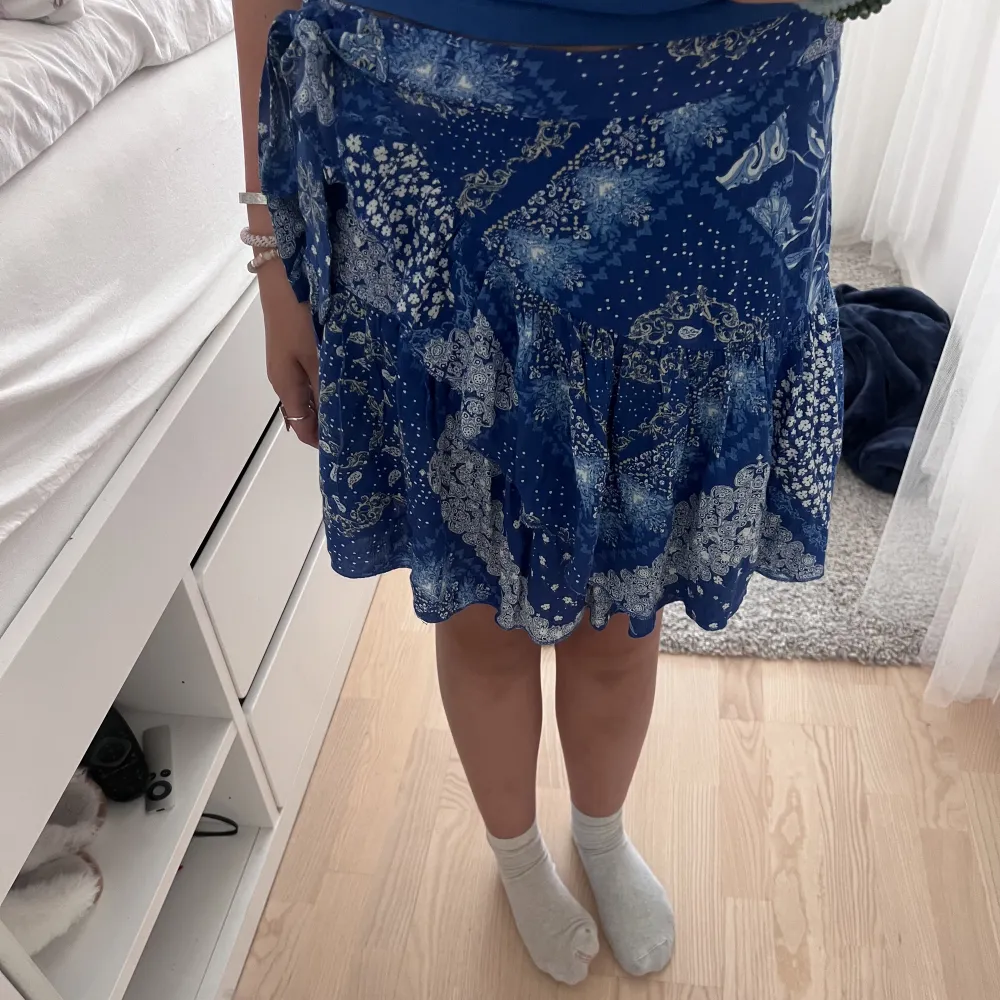 En jätte fin kort volang kjol är unik och passar perfekt till sommaren! Köpt på en tysk affär.. Hameet.