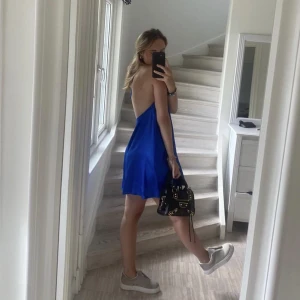 klänning med öppen rygg zara - Säljer nu denna ursnygga klänning från zara som inte kommer till användning med öppen rygg