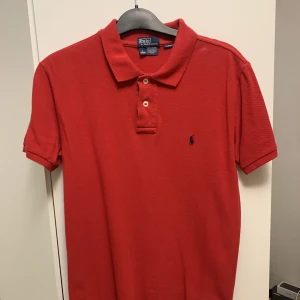 Ralph Lauren piké - En fin röd Ralph Lauren piké i storlek L (barnstorlek) Inga skador eller liknande.