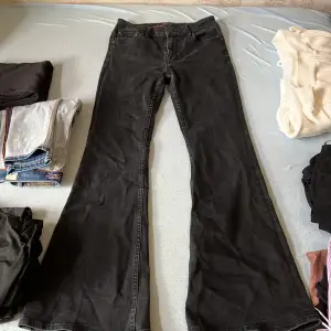 Midrise jeans från crocker. 28 i midjan och 31 längd. 