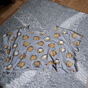 Crop topp garfield  - Intressekoll. För mer info skicka pm. Pris kan diskuteras. Köparen står för frakten. Ansvarar inte för paketet under frakt. 