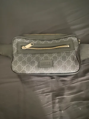 Gucci väska - Säljer en gucci midje bag som ja tröttnat på, pris kan diskuteras kan även byta mot något. Skick 10/10