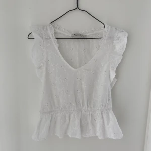 Vit blus - Säljer denna supersöta blusen från Zalando💕 Då den tyvärr inte kommer till användning. Perfekt till sommaren!  Obs! Priset är exklusive frakt.