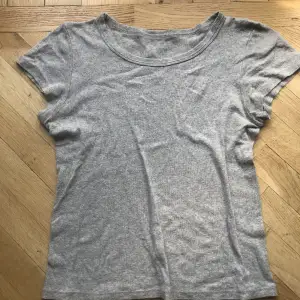 Ribbstickad t-shirt från Brandy Melville som jag säljer så den blivit för stor. Köpte i onesize men skulle nog passa M och KANSKE L då den är väldigt stretchig. Kan vara aningen noppig då den använts ganska flitigt ⭐️