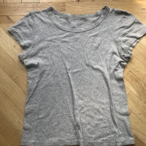 T-shirt  - Ribbstickad t-shirt från Brandy Melville som jag säljer så den blivit för stor. Köpte i onesize men skulle nog passa M och KANSKE L då den är väldigt stretchig. Kan vara aningen noppig då den använts ganska flitigt ⭐️