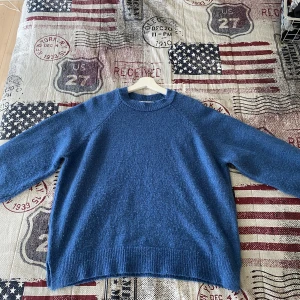 Blå stickad tröja - Superfin stickad tröja från pull and bear💖 Använd ett fåtal gånger men inga tecken på användning💞 Den är i storleken S men ganska oversized💗