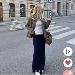 Nelly kjol - Superfin marinblå kjol ifrån Nelly i storlek xxs. Helt ny, inga defekter och är endast använd 1 gång. Original pris: 300kr, säljer billigt då jag vill bli av med den. Möts upp i Göteborg eller fraktar ☺️