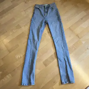 Bootcut jeans från bershka. Nyskick-använda 2-3 gånger. 