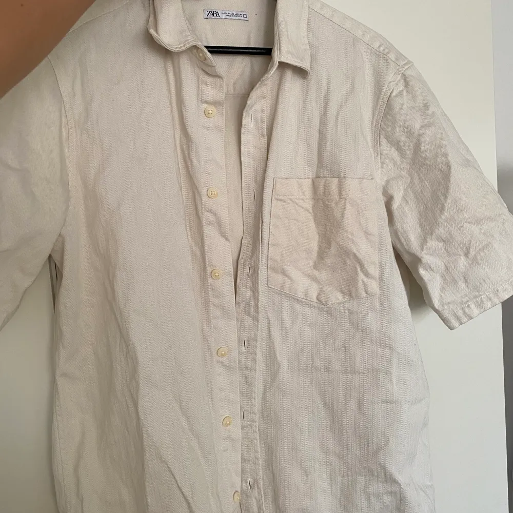 Skit snygg linneskjorta nu till sommaren ifrån ”Zara”. Den är i storlek M. Använd ca 3 ggr så i väldigt fint skick. (säljer åt min kille). Skjortor.