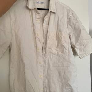 Skit snygg linneskjorta nu till sommaren ifrån ”Zara”. Den är i storlek M. Använd ca 3 ggr så i väldigt fint skick. (säljer åt min kille)