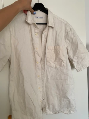 Linneskjorta  - Skit snygg linneskjorta nu till sommaren ifrån ”Zara”. Den är i storlek M. Använd ca 3 ggr så i väldigt fint skick. (säljer åt min kille)