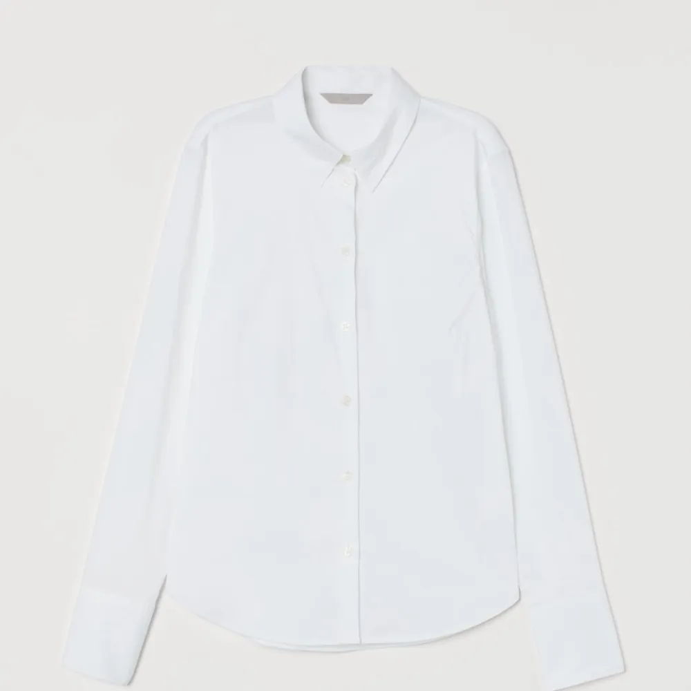 Säljer denna vita skjortan från H&M. Har använt ett par gånger. Säljer eftersom den har blivit liten för mig. ☺️. Skjortor.