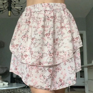 Blommig kjol - Jättesöt blommig kjol, väldigt stretchig 