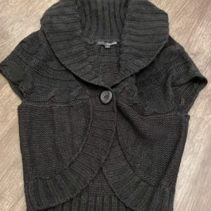 Stickad kofta  - Super söt stickad kofta/ bolero i mycket bra skick! Kan frakta och mötas 