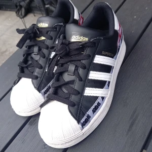 Adidas superstars - Adidas superstar. Äkta👍. Köpta på footlocker i Stockholms. Använda gnska mycket.
