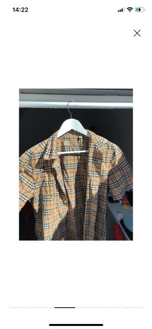 Burberry skjorta - Säljer min kortärmade burberry skjorta då den har blivit för liten, storlek M passar s, perfekt nu på sommaren. Som nyskick