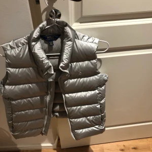 Ralph lauren väst - En väst som passar allt. Köpt för några år sen men inte använt senaste tiden och växt ur den då drf säljer jag. Skick 9/10 nästan helt nytt skick.  Köpt för 2800. Strlk xs ungefär.