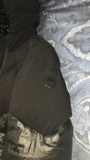Moose Knuckles - Vinterjacka, storlek:164, säljer för att jag har växt ur den, nypris:5500, mitt pris: 2000, den är fint skick nästan som ny