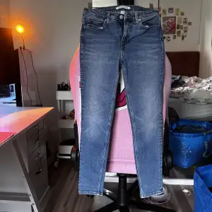 Fina jeans från Calvin Klein, känns som storlek 38/36. Finns att hämta eller posta :)