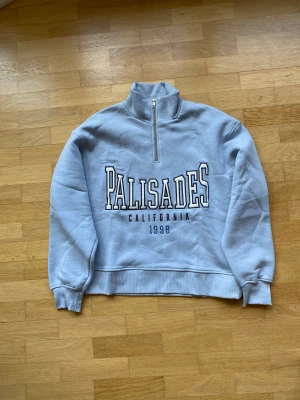 College tröja från Gina - Tjockare material. Fortfarande i väldigt bra skick. Bara använd ett fåtal gånger.