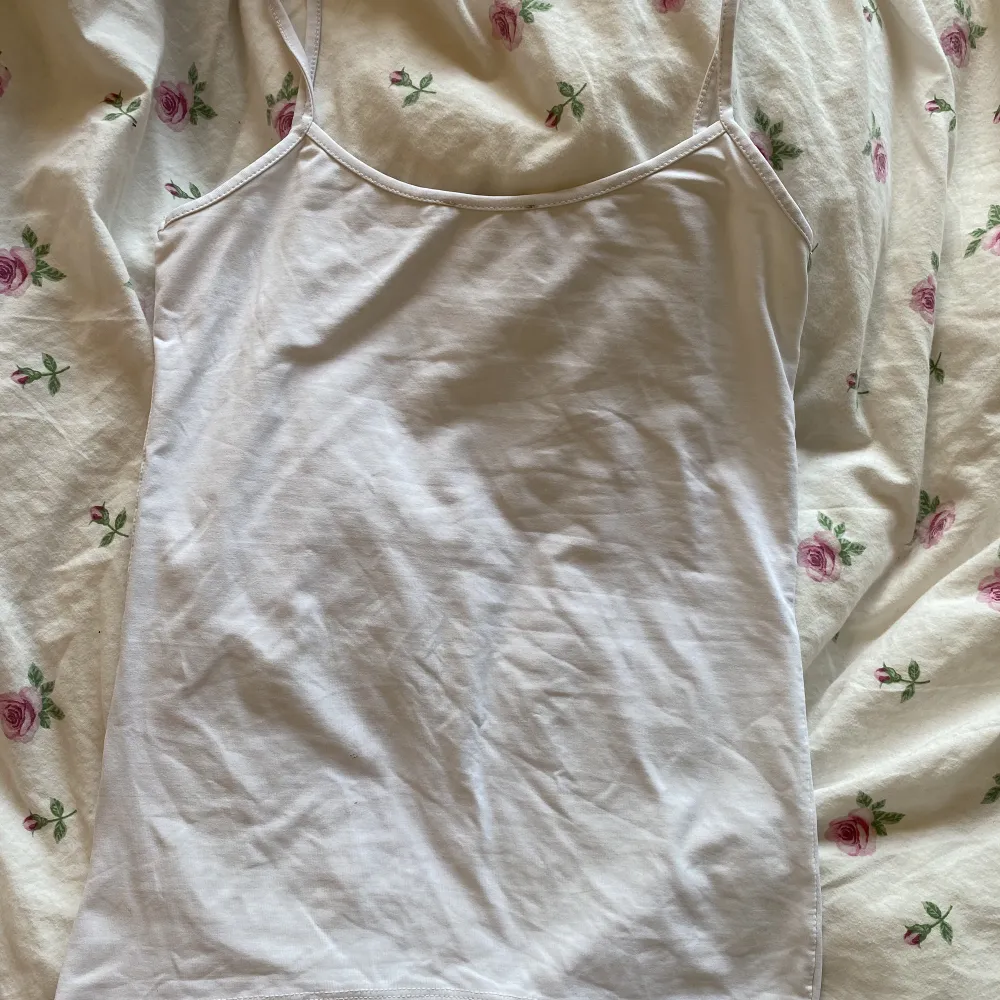 Ett vitt Zara linne som inte har använts mycket! . Toppar.
