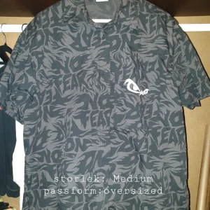 Kortärmad oversized skjorta  - En skjorta i tshirt format, storlek medium välsigt oversized