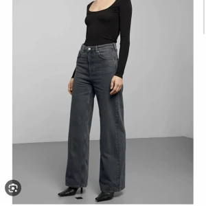 Weekday ACE jeans - Jeans från Weekday i modellen ACE i en superfin grå tvätt. Storlek W25 L32.   Har ett lagat hål framtill (bild 3) som knappt syns⚡️💕💕